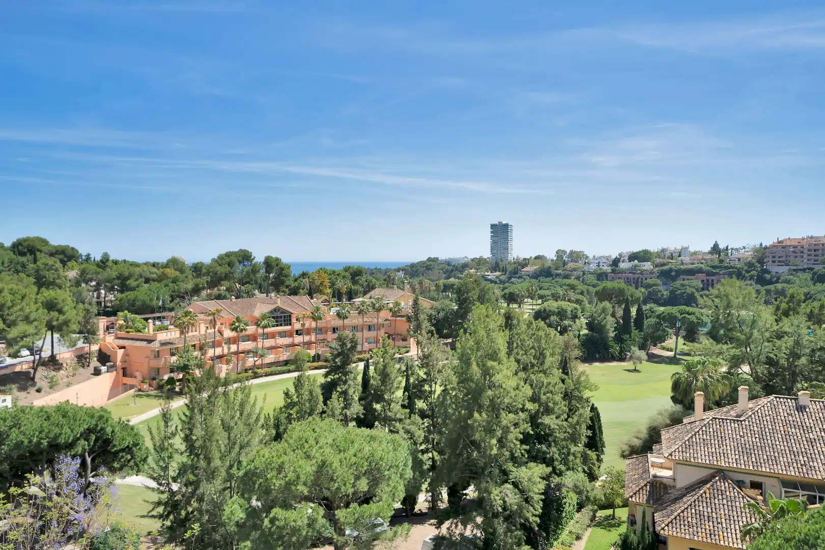 Vista exterior de Ático de alquiler en Marbella con Aire acondicionado, Calefacción y Jardín privado