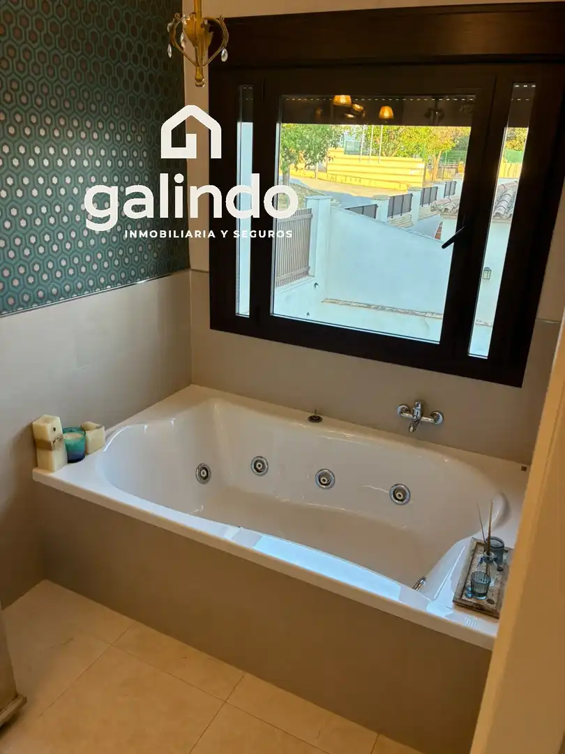 Bathroom of Houses for sale in Marchena  with Swimming Pool and Community pool
