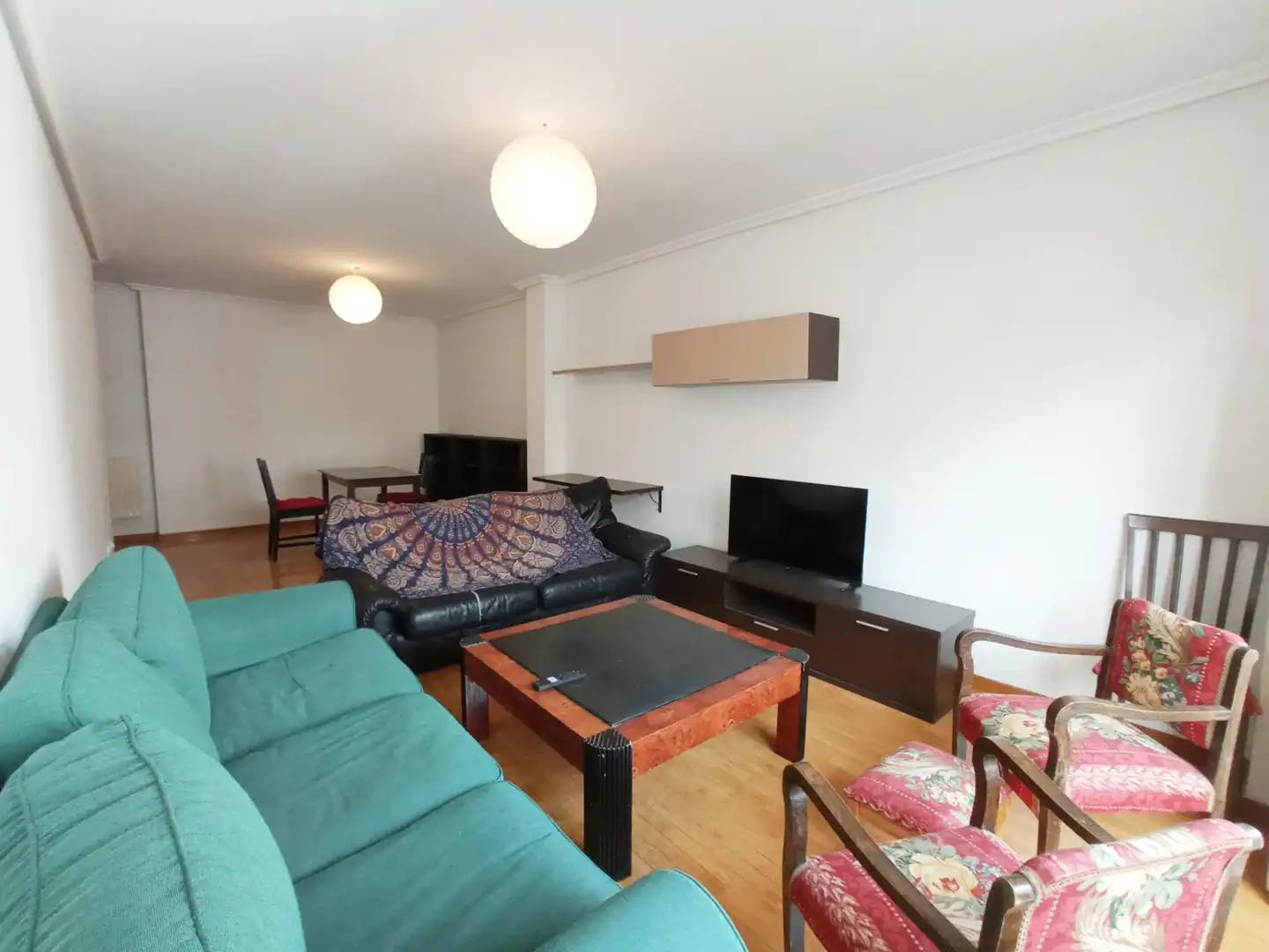 Sala d'estar de Pis en venda en Burgos amb Calefacció, Parquet i Terrassa
