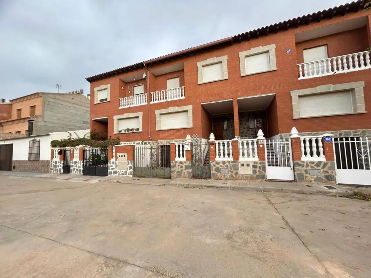 Vista exterior de Casa adosada en venta en Consuegra con Jardín privado y Terraza
