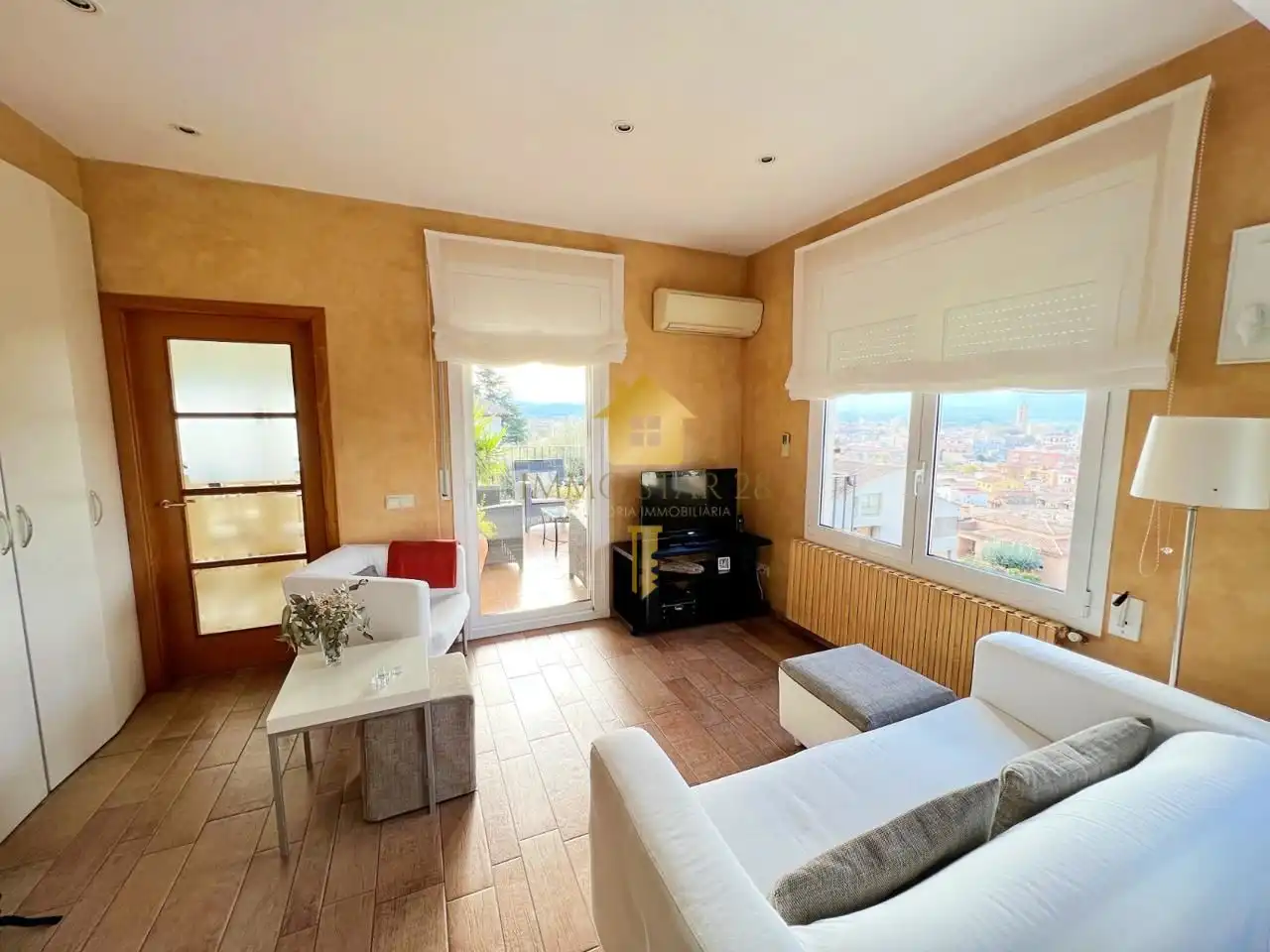 Sala d'estar de Casa o xalet en venda en La Bisbal d'Empordà amb Aire condicionat, Jardí privat i Terrassa