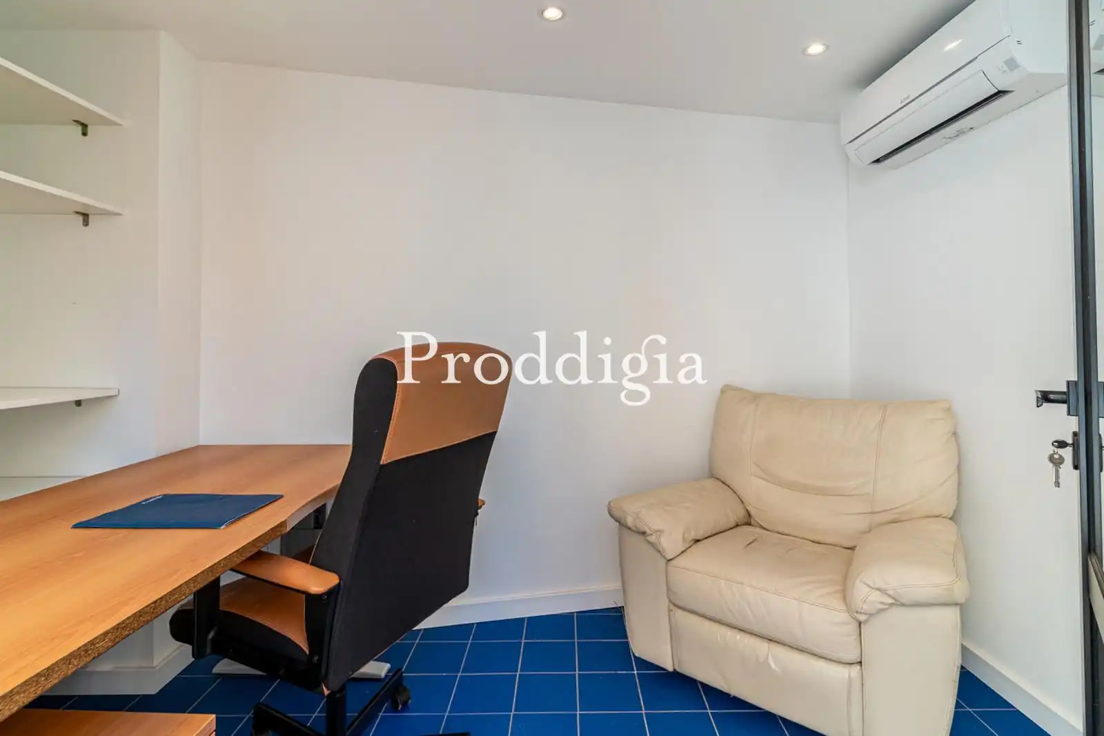 Flat for rent in Barcelona  with Air Conditioner, Terrace and Storage room