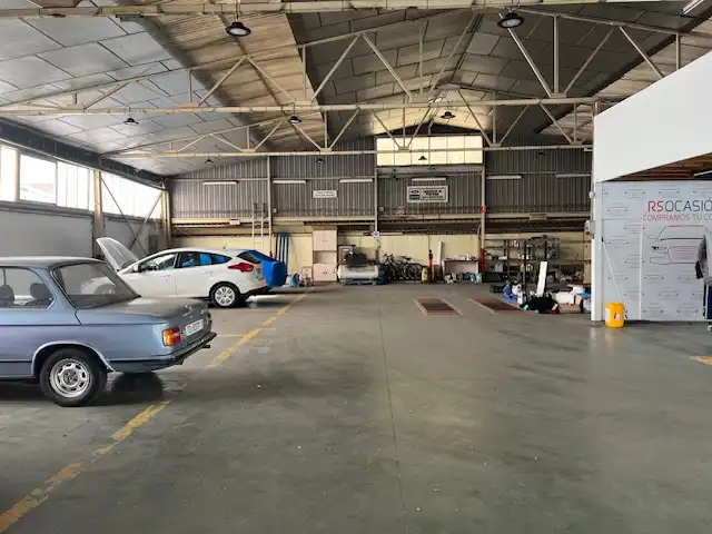 Parkplatz von Fabrikhallen zur Miete in Camargo