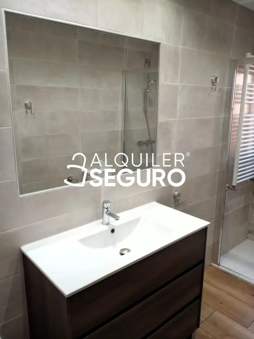 Baño de Casa o chalet de alquiler en Aldeamayor de San Martín con Aire acondicionado, Calefacción y Terraza