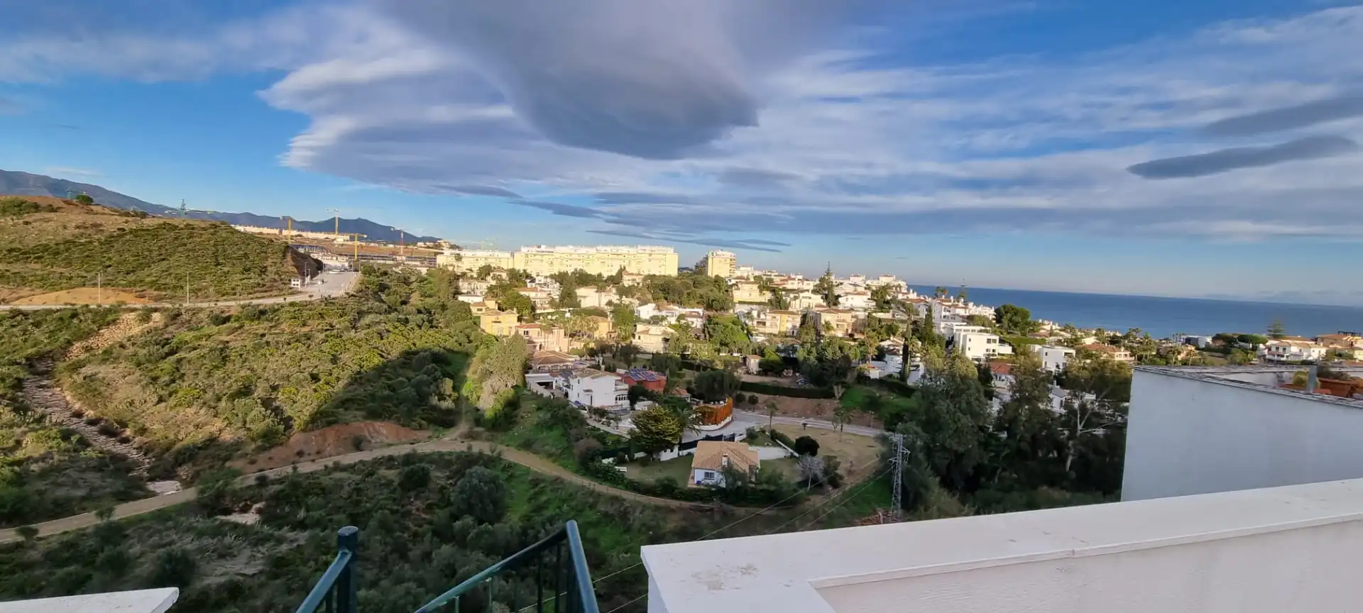 Vista exterior de Àtic en venda en Mijas amb Aire condicionat, Terrassa i Piscina comunitària