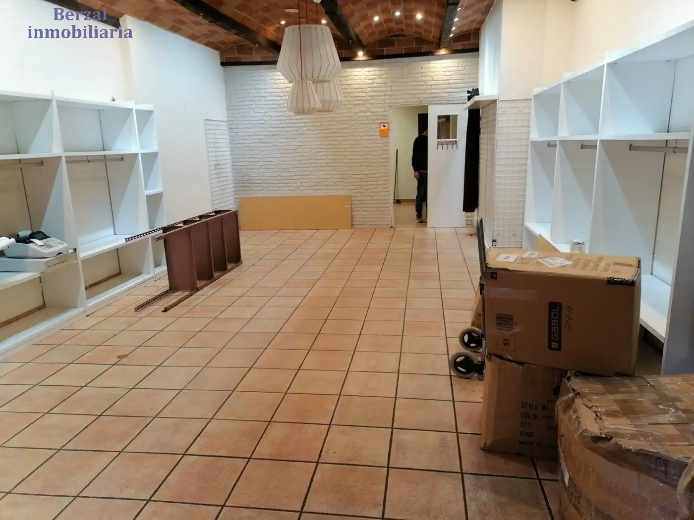Local comercial de lloguer a Calle Gonzalo Berceo, imagen 2