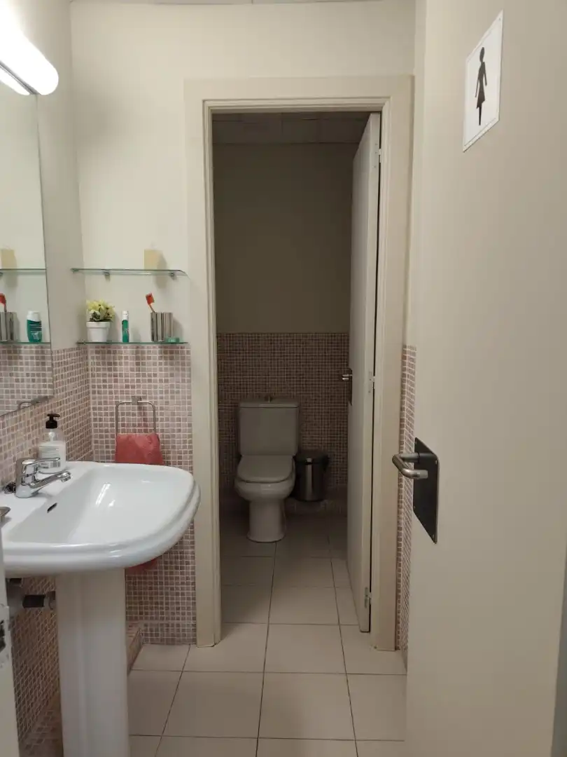 Badezimmer von Büro zur Miete in Fuencarral - El Pardo