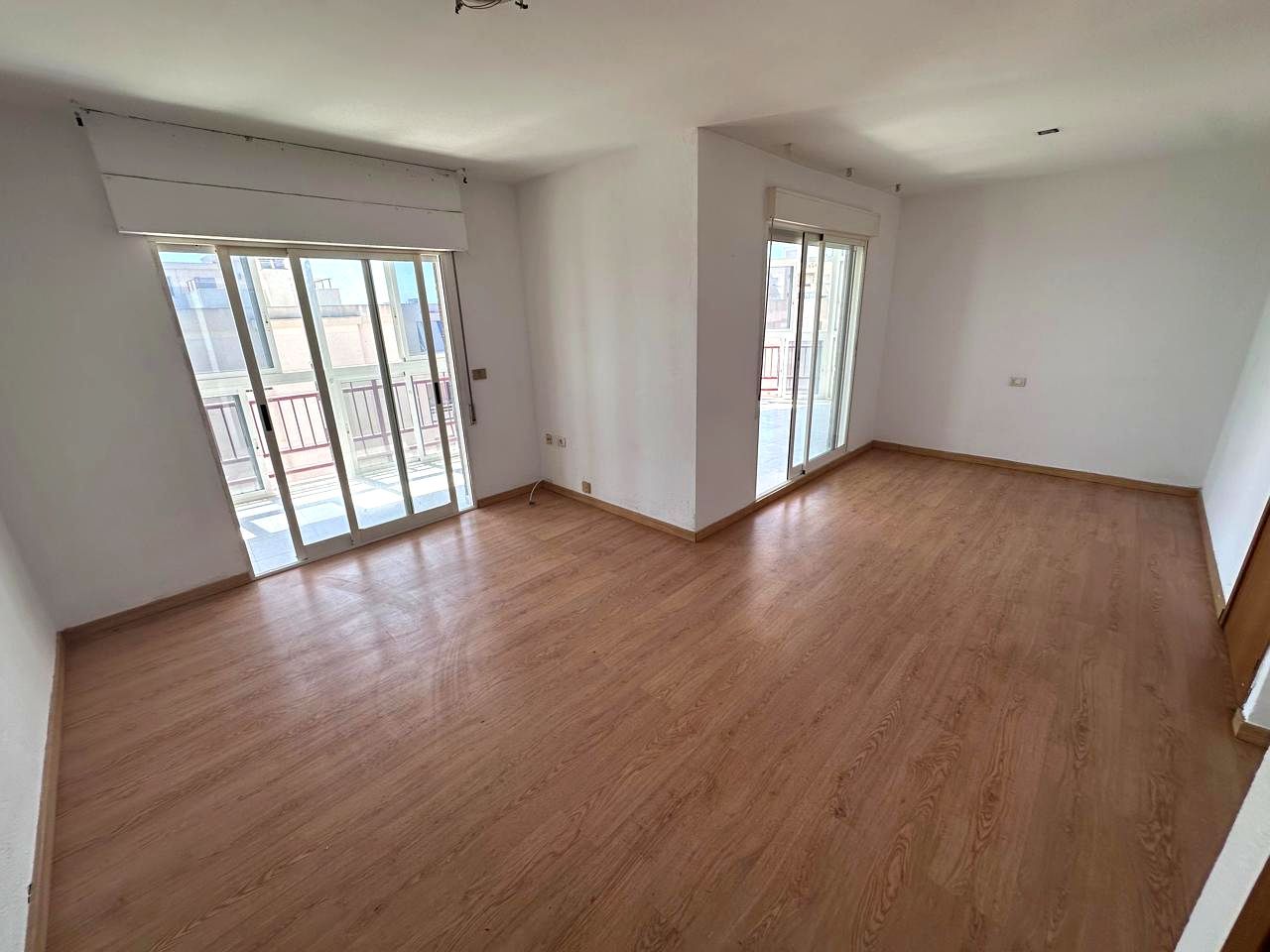Sala de estar de Piso en venta en Benicasim / Benicàssim con Aire acondicionado, Terraza y Piscina comunitaria