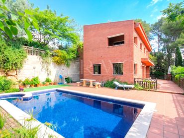 Casa amb piscina en venda a calle de Tomàs Guerrero