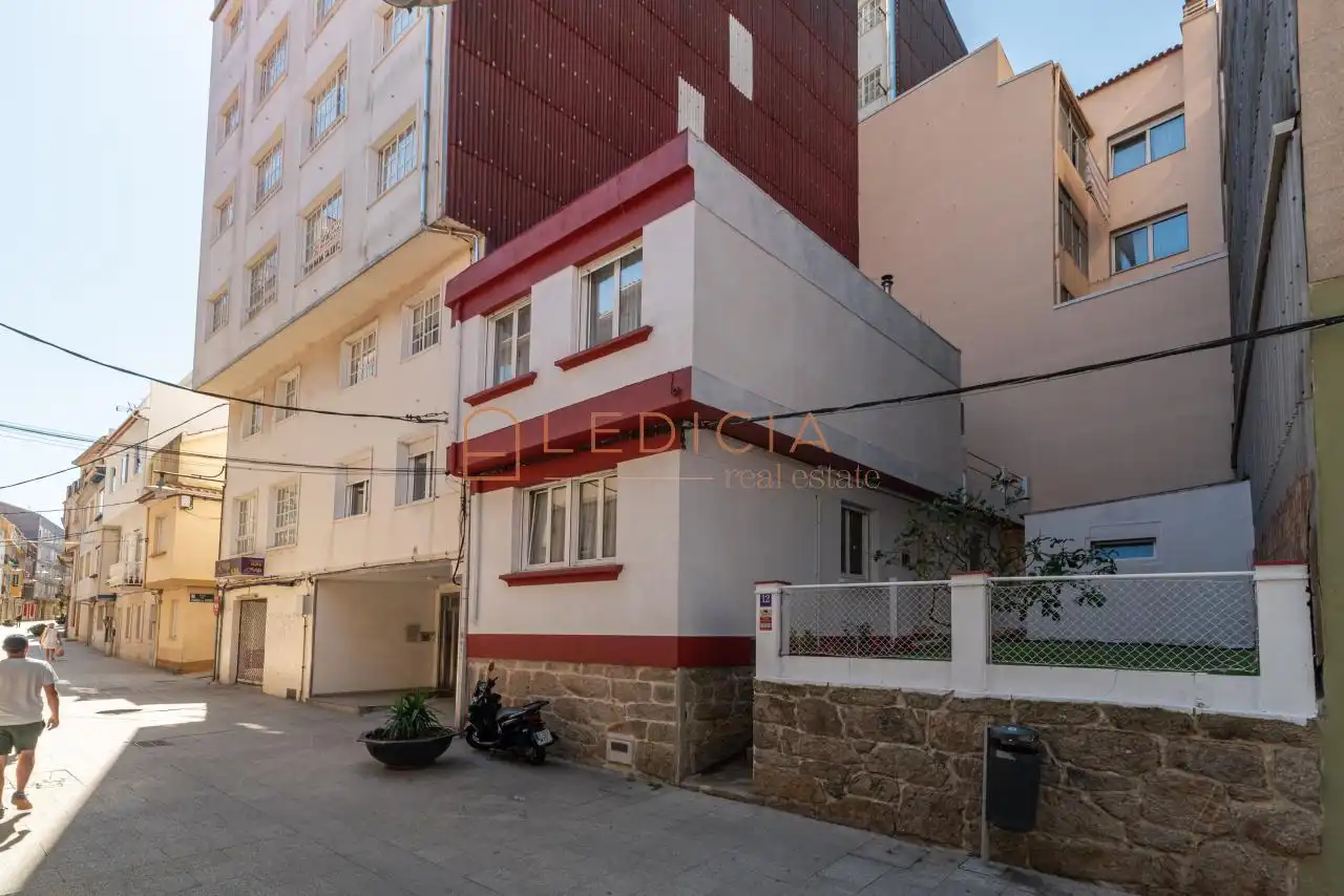 Vista exterior de Casa o xalet de lloguer en Cangas  amb Calefacció, Jardí privat i Parquet