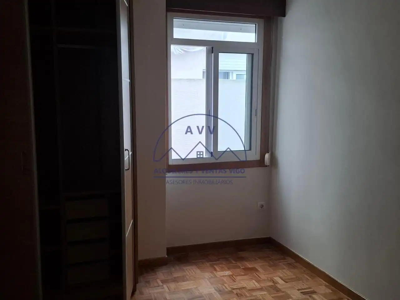Flat for rent in Vigo   with Parquet flooring