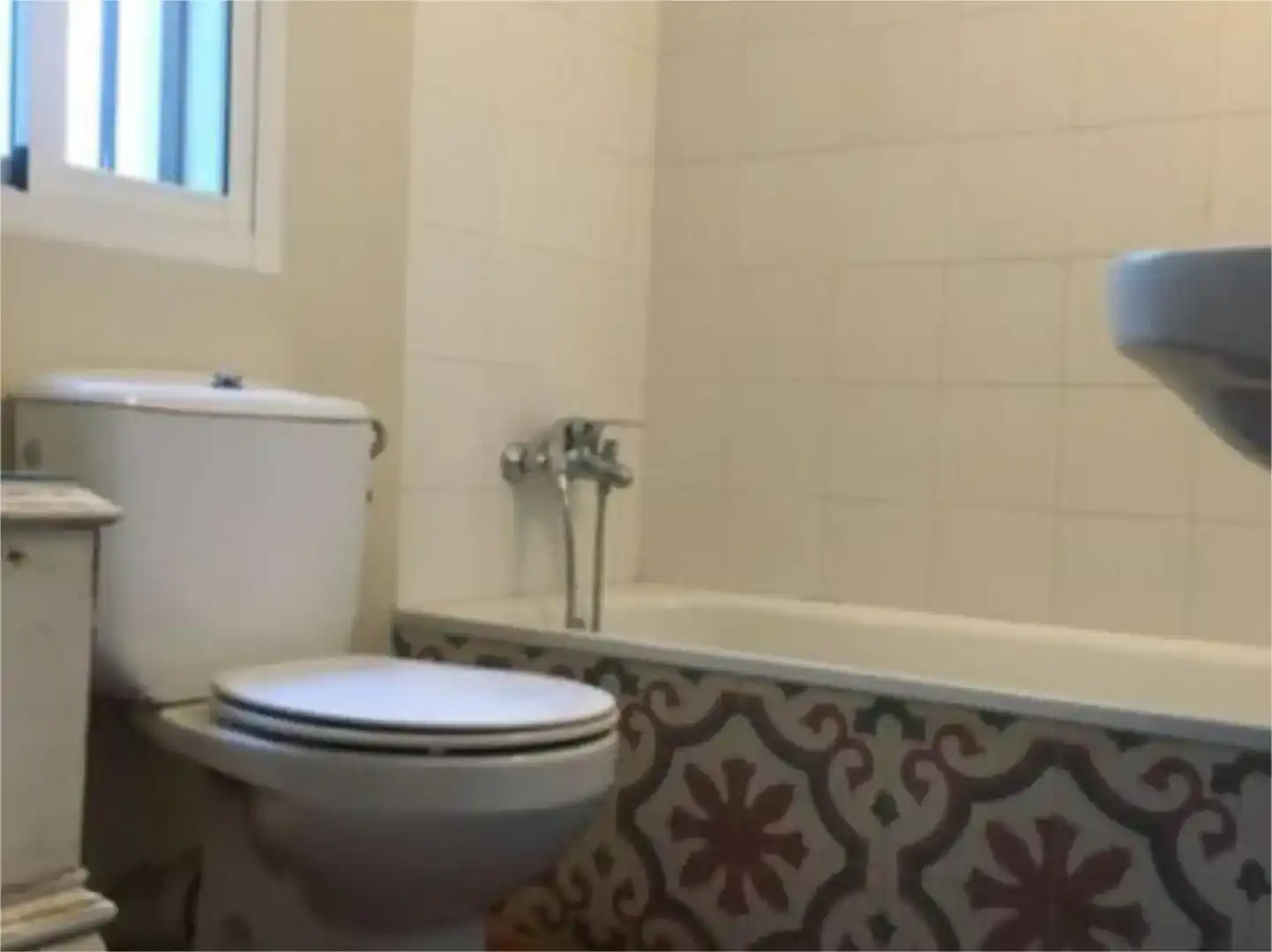 Bany de Pis de lloguer en  Sevilla Capital amb Aire condicionat i Balcó
