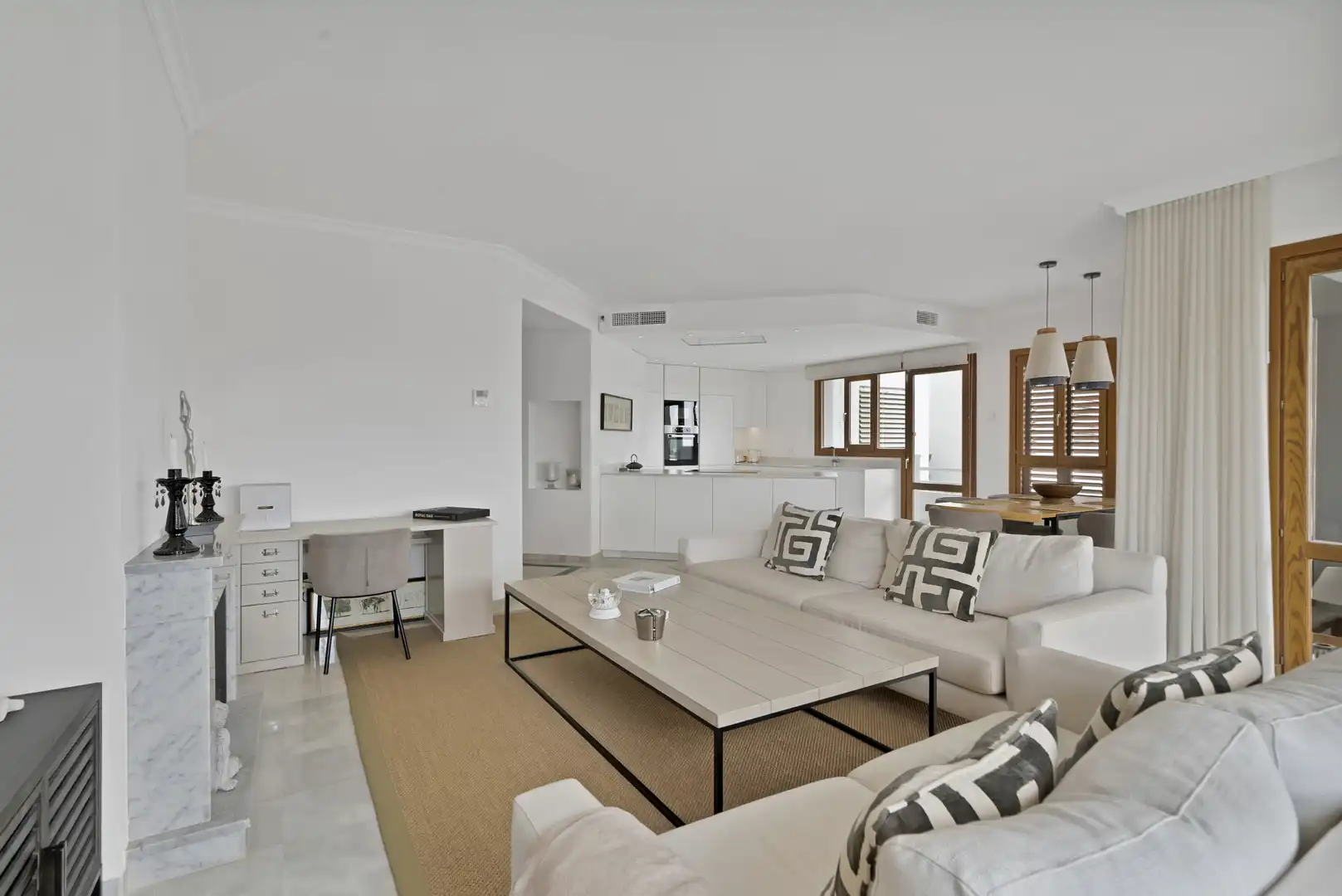 Sala de estar de Apartamento en venta en Marbella con Aire acondicionado, Terraza y Piscina