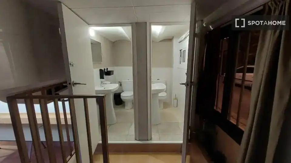Badezimmer von Wohnung zur untervermieten in L'Hospitalet de Llobregat mit Klimaanlage, Terrasse und Möbliert