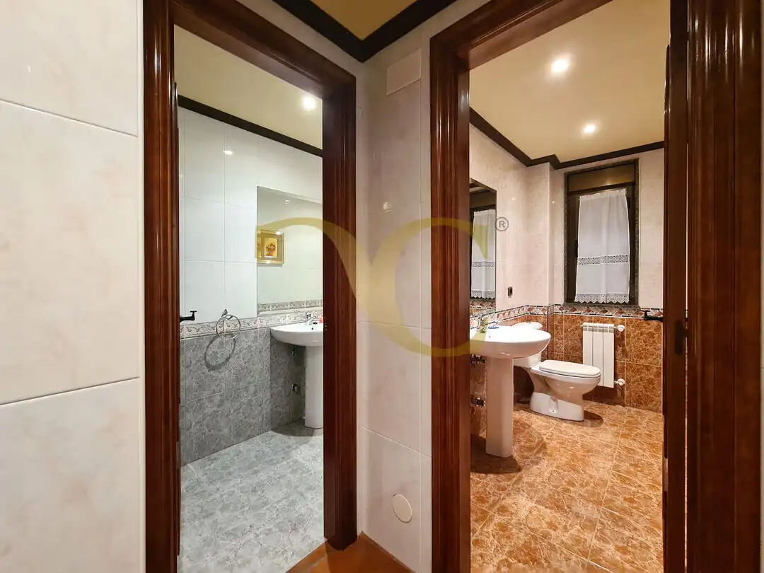 Bany de Casa o xalet en venda en Oviedo  amb Calefacció, Jardí privat i Terrassa