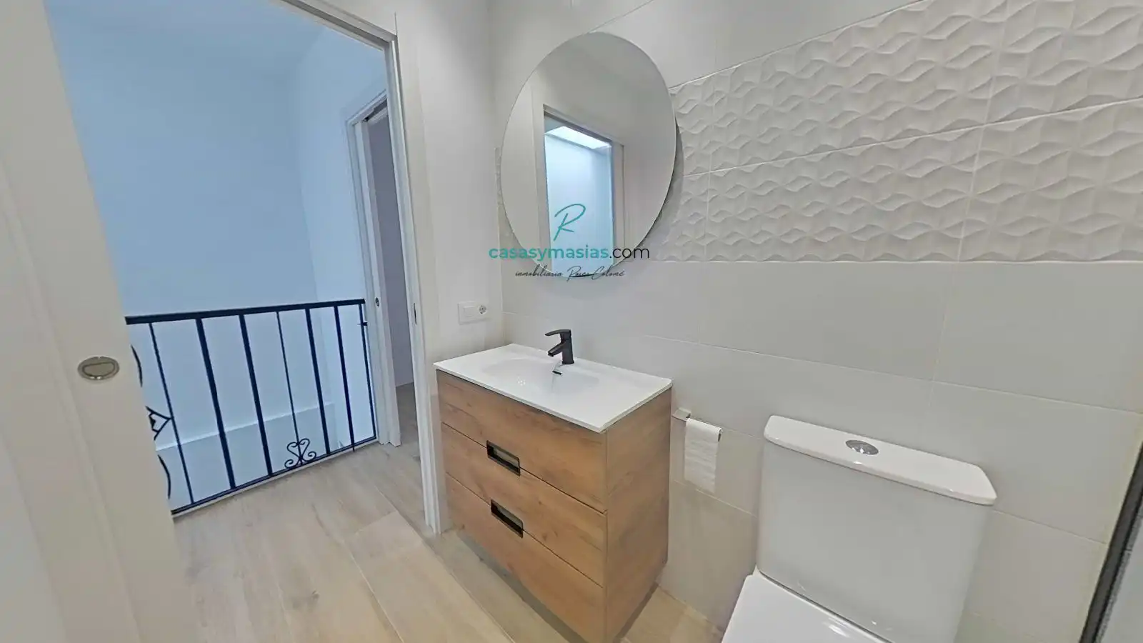 Badezimmer von Einfamilien-Reihenhaus zur Miete in Sant Cugat Sesgarrigues mit Klimaanlage, Heizung und Privatgarten
