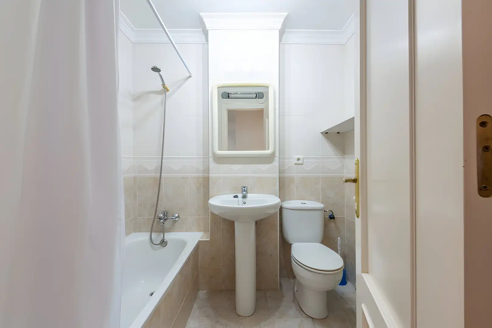 Bany de Apartament en venda en Estepona amb Aire condicionat, Terrassa i Balcó