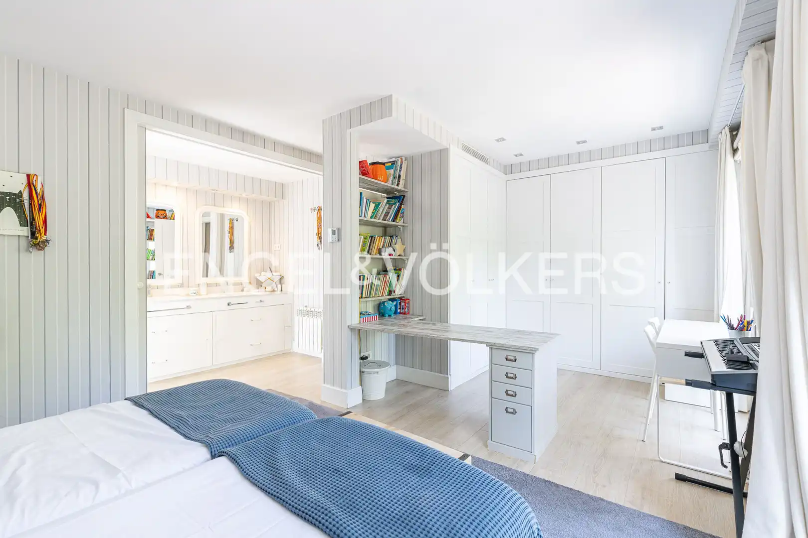 Habitación de Casa adosada en venta en Madrid con Aire acondicionado, Calefacción y Jardín privado