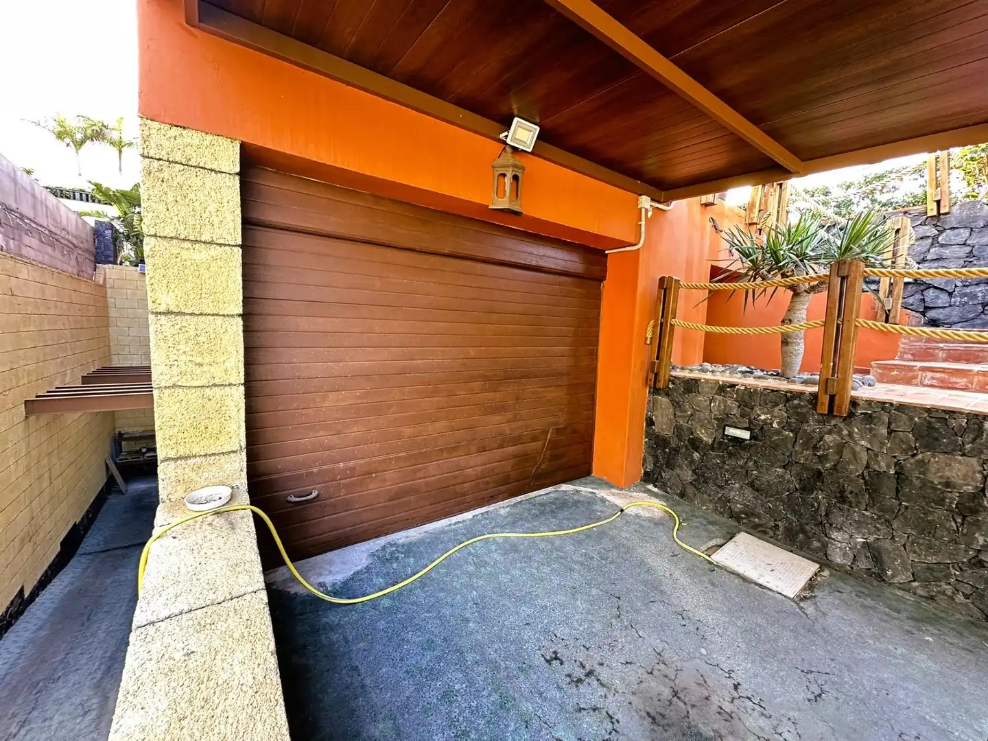 Vista exterior de Casa o xalet en venda en Adeje amb Aire condicionat, Calefacció i Jardí privat