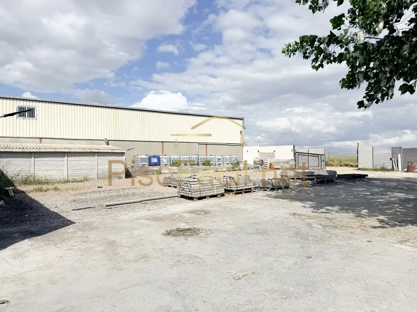 Vista exterior de Nau industrial en venda en Casarrubuelos