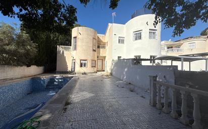 Vista exterior de Casa adosada en venda en Pilar de la Horadada amb Jardí privat, Terrassa i Piscina comunitària