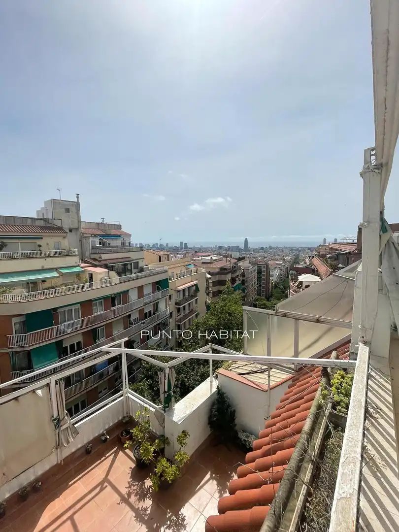 Außenansicht von Dachboden zum Verkauf in Barcelona mit Terrasse