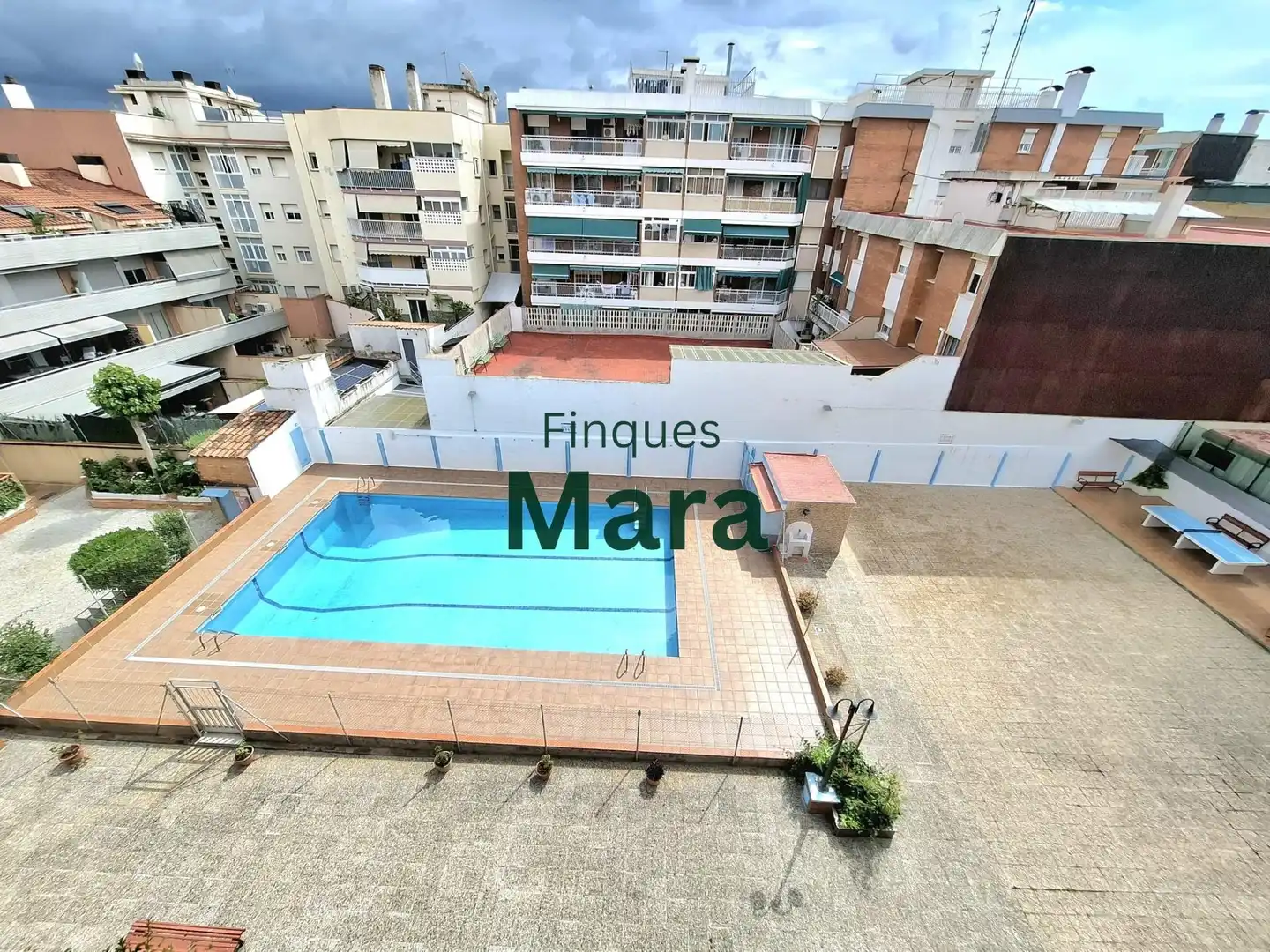 Piscina de Pis en venda en Sant Boi de Llobregat amb Aire condicionat, Calefacció i Piscina comunitària