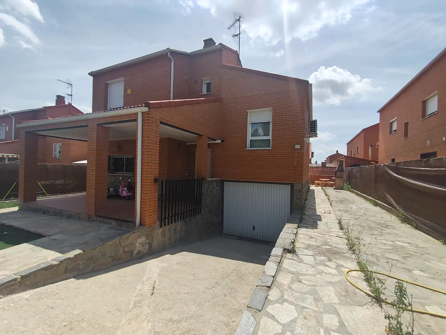 Vista exterior de Casa o xalet en venda en Las Ventas de Retamosa amb Aire condicionat, Calefacció i Jardí privat