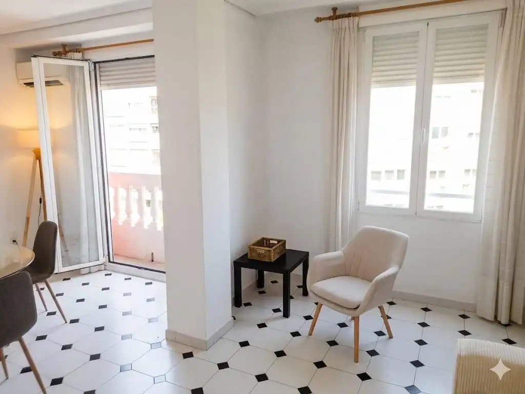 Schlafzimmer von Wohnung zur Miete in Valencia mit Klimaanlage, Möbliert und Balkon