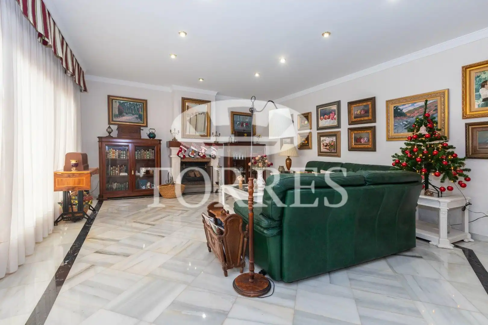 Sala d'estar de Casa o xalet en venda en Málaga amb Aire condicionat, Calefacció i Jardí privat