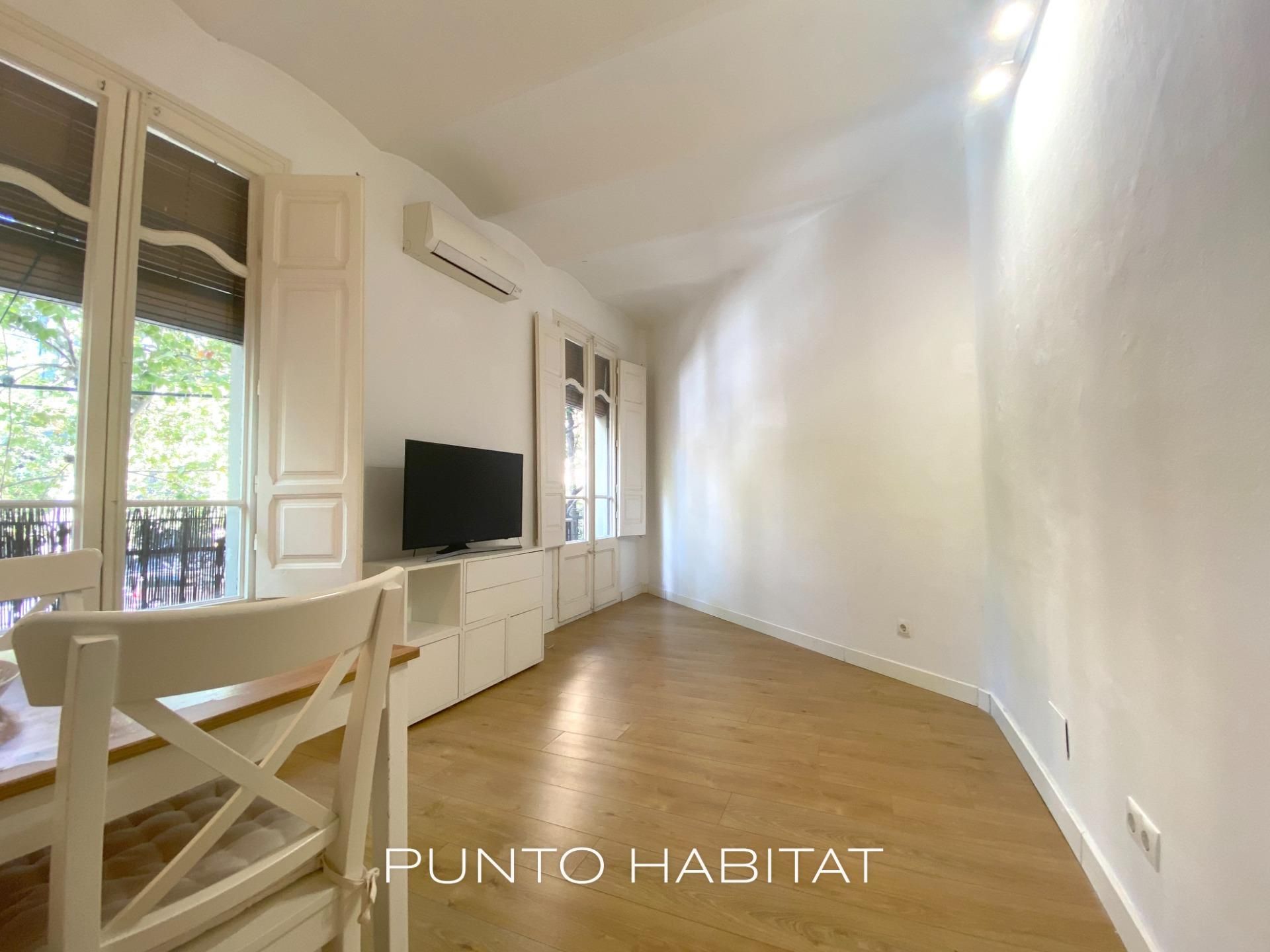 Living room of Flat for sale in  Barcelona Capital  with Air Conditioner, Heating and Parquet flooring