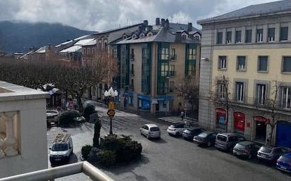 Vista exterior de Apartament en venda en La Seu d'Urgell amb Balcó