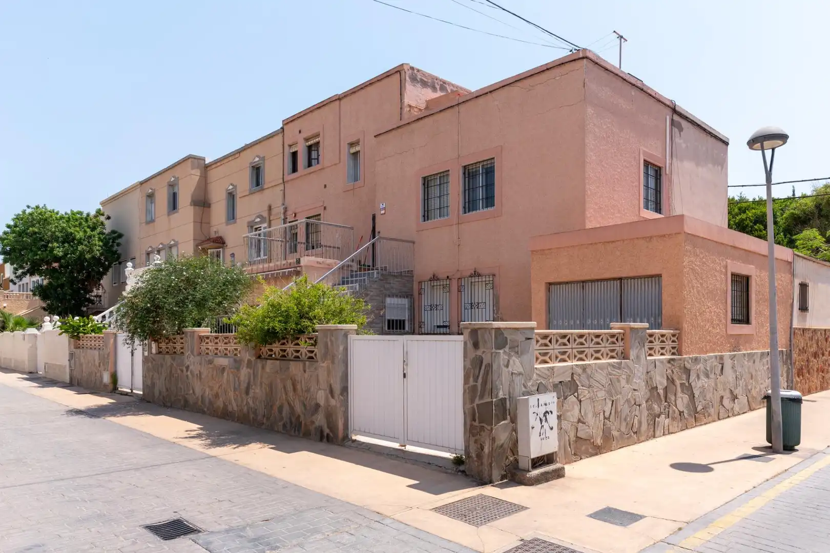 Außenansicht von Einfamilien-Reihenhaus zum Verkauf in Almería