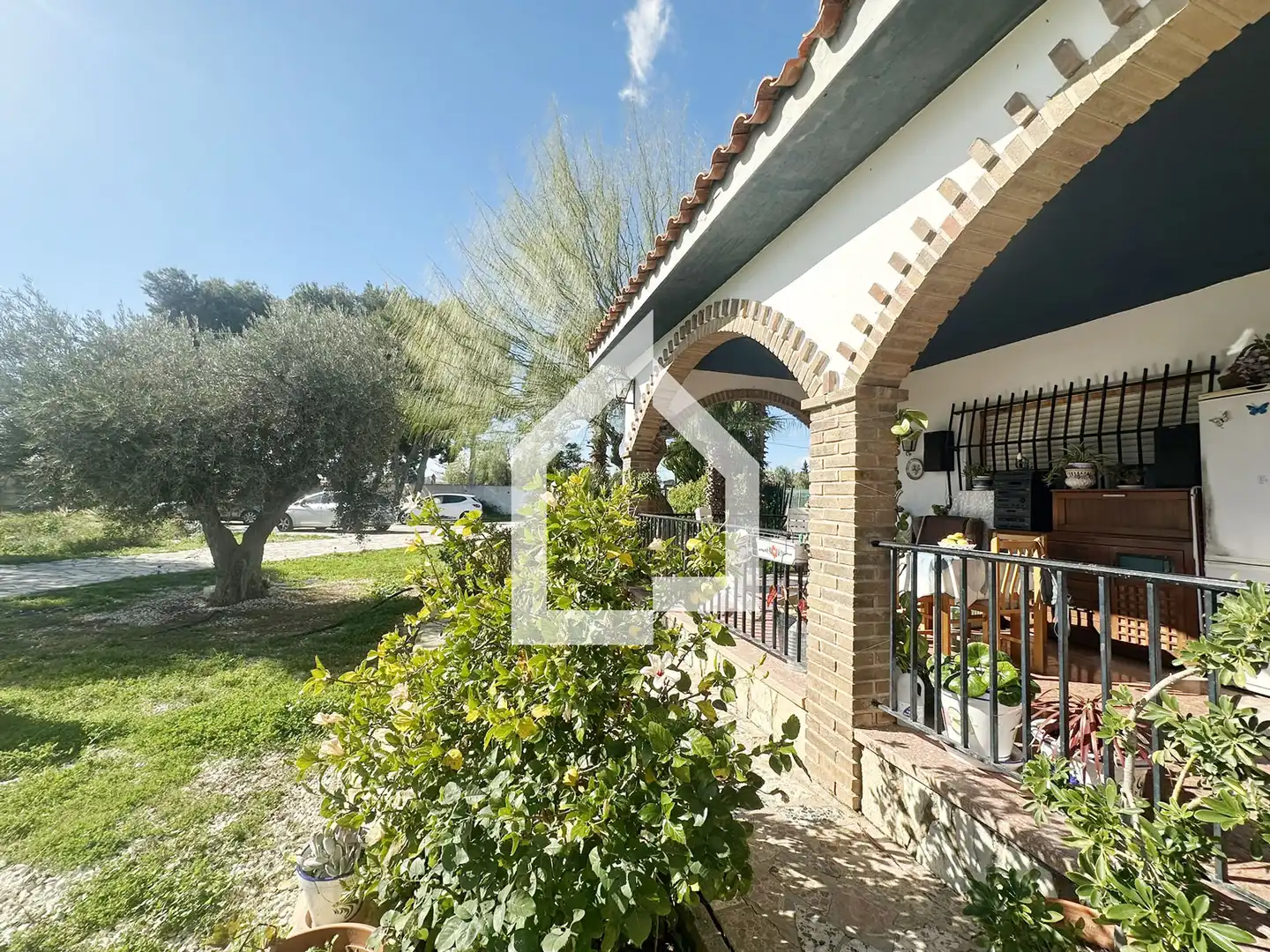 Vista exterior de Casa o xalet en venda en San Vicente del Raspeig / Sant Vicent del Raspeig amb Jardí privat, Terrassa i Piscina