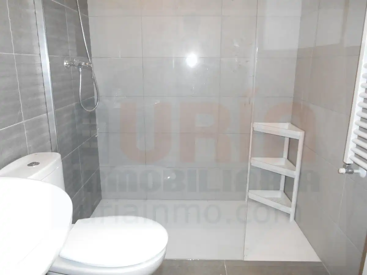 Baño de Piso de alquiler en Oviedo  con Calefacción, Amueblado y Horno