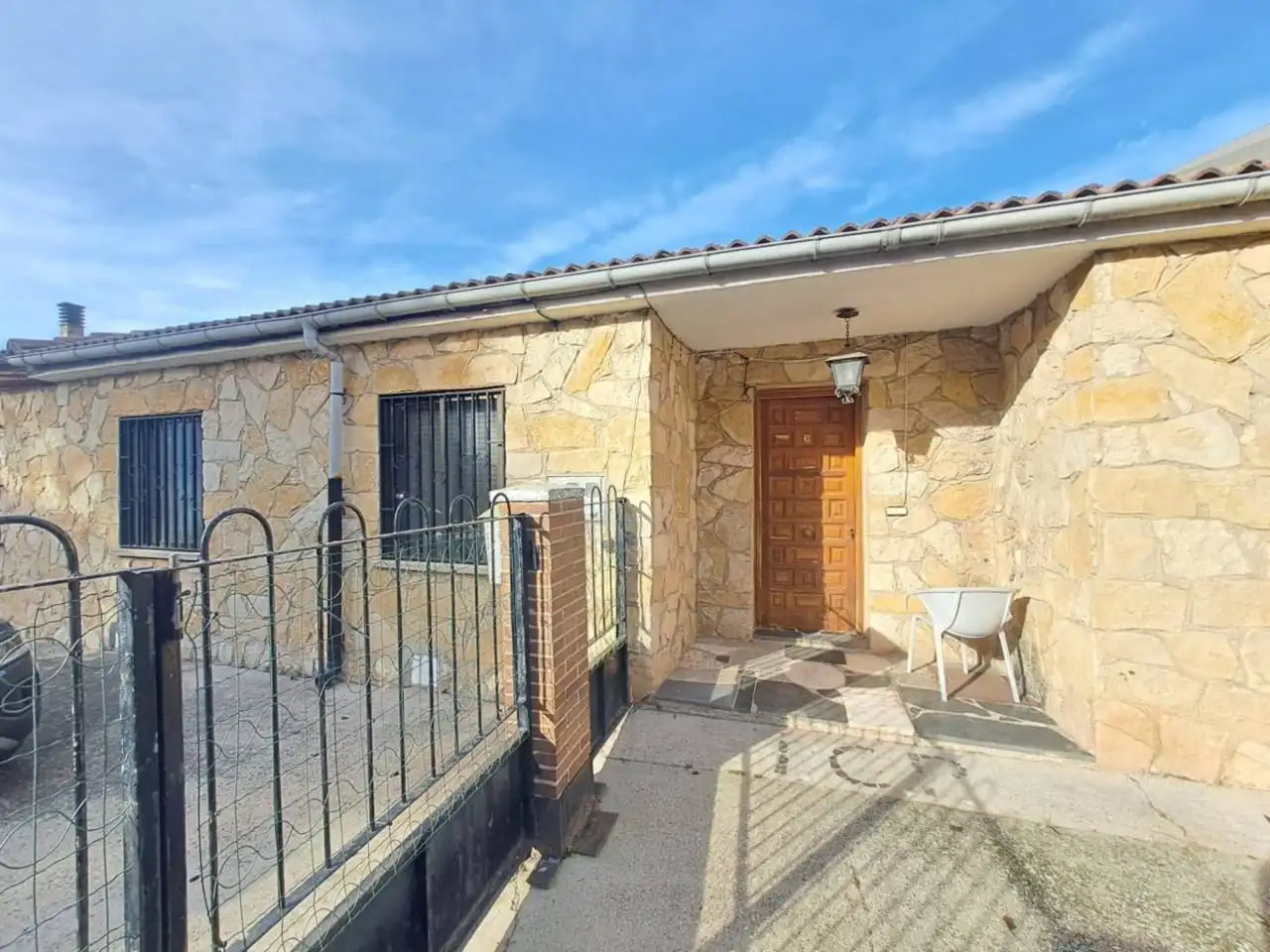 Vista exterior de Casa adosada en venda en Burgos amb Calefacció i Jardí privat
