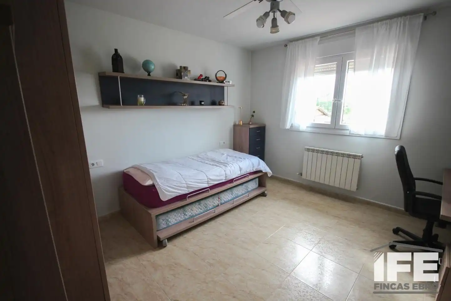 Schlafzimmer von Einfamilien-Reihenhaus zum Verkauf in Castejón (Navarra) mit Klimaanlage, Heizung und Privatgarten