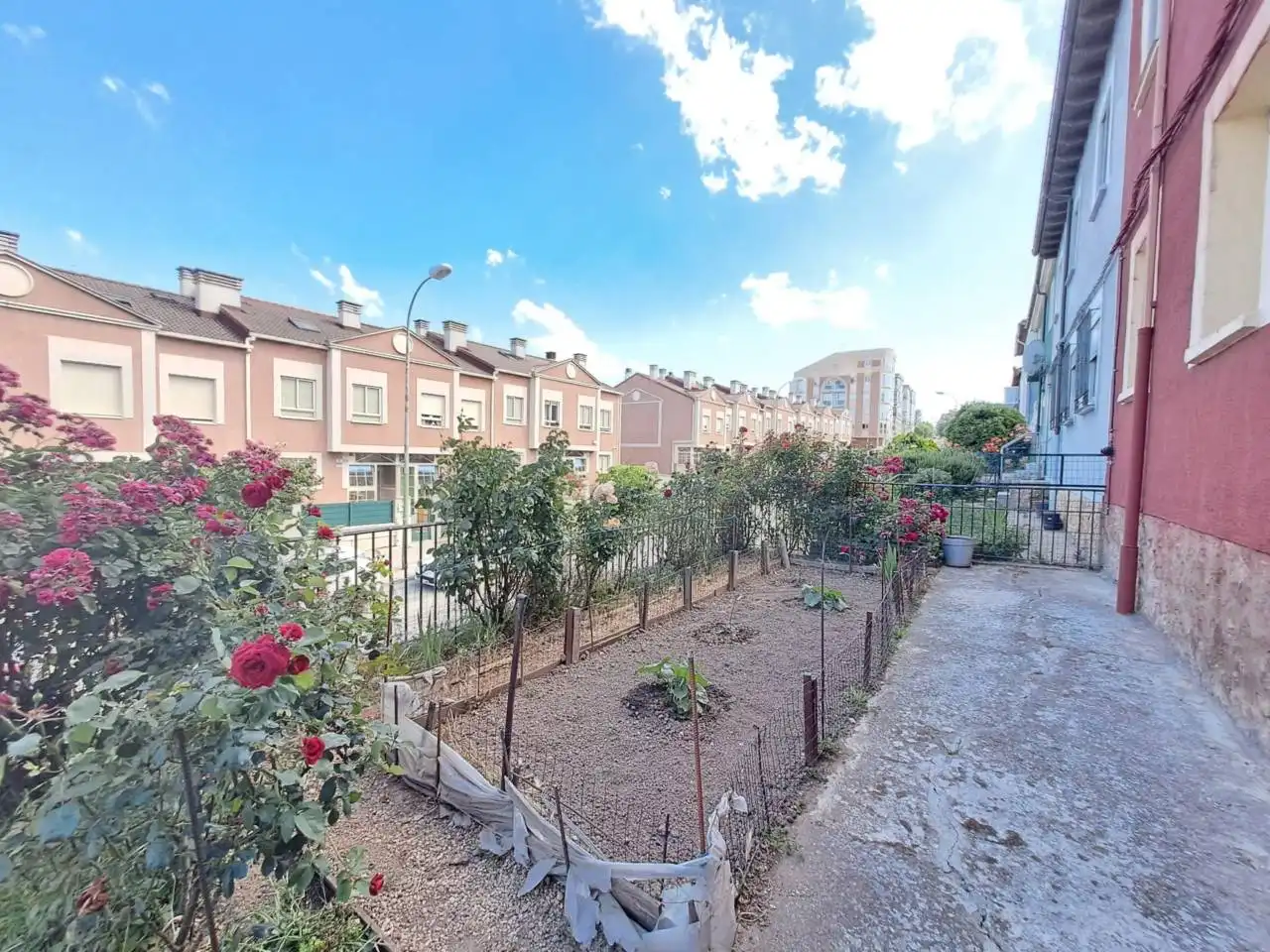 Vista exterior de Pis en venda en Burgos amb Calefacció, Jardí privat i Parquet