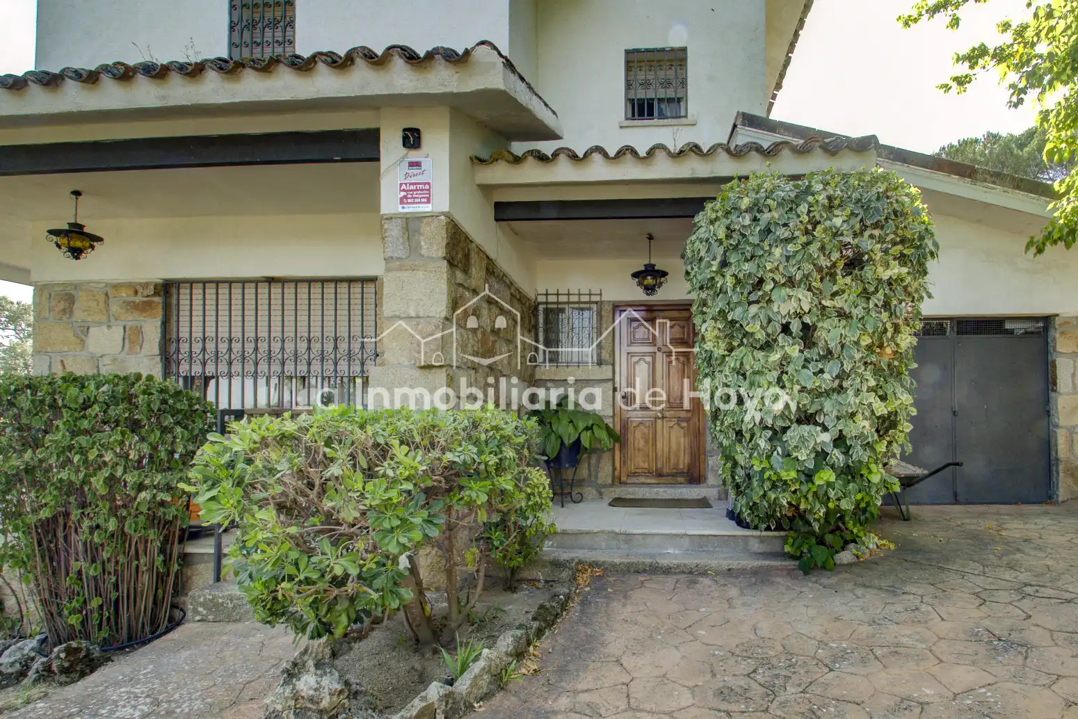 Vista exterior de Casa o xalet en venda en Hoyo de Manzanares amb Calefacció, Jardí privat i Terrassa