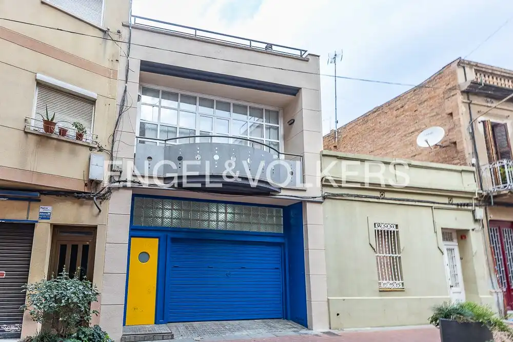 Vista exterior de Casa o xalet en venda en L'Hospitalet de Llobregat amb Aire condicionat, Calefacció i Parquet