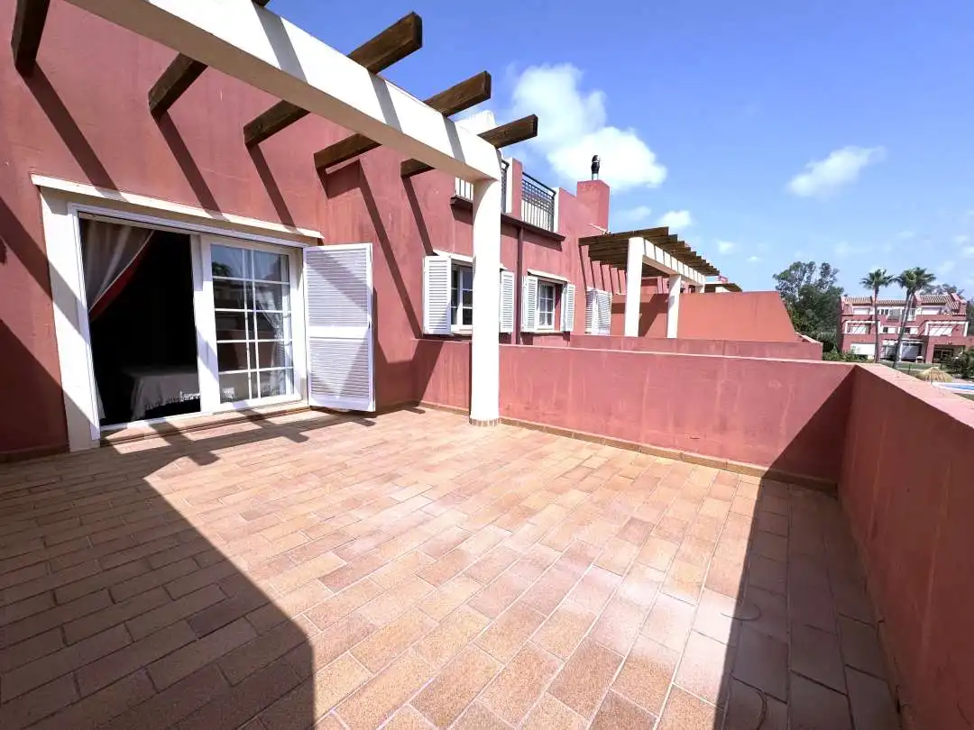 Terrasse von Einfamilien-Reihenhaus zum Verkauf in Sotogrande mit Klimaanlage, Heizung und Privatgarten