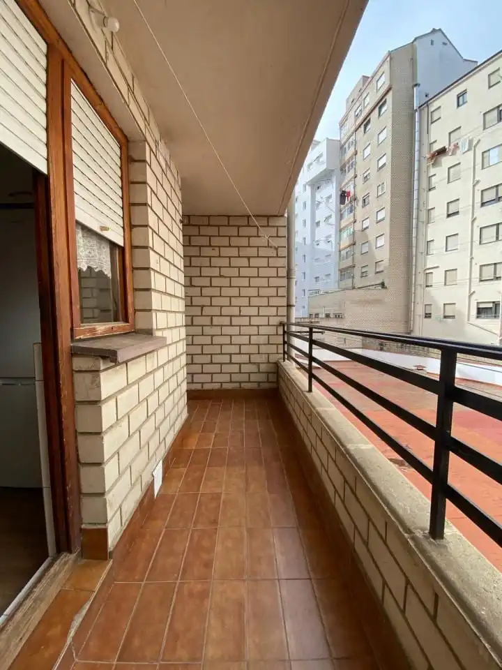 Terrassa de Apartament de lloguer en León Capital  amb Calefacció i Moblat