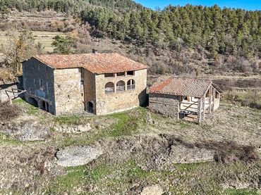 Casa rústica amb jardí en venda a Les Llosses