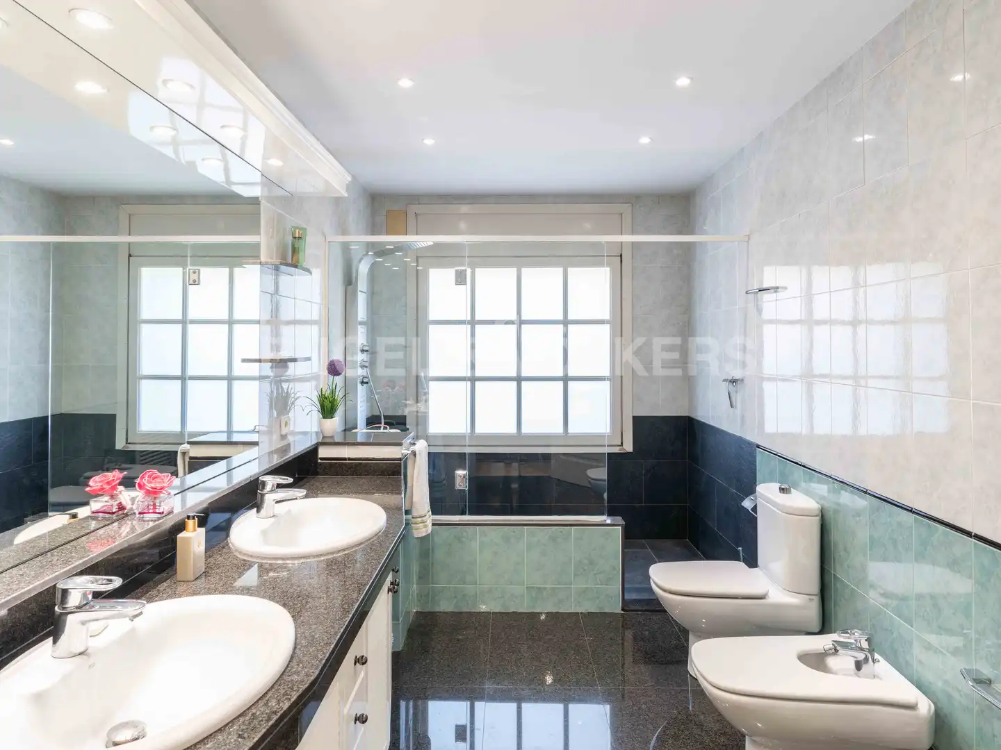 Badezimmer von Haus oder Chalet zum Verkauf in Pineda de Mar mit Klimaanlage, Heizung und Privatgarten