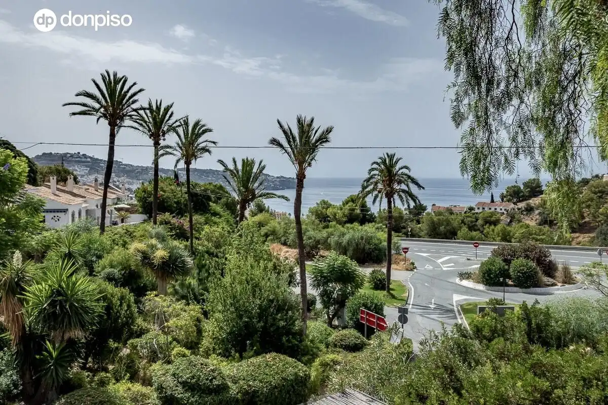 Vista exterior de Casa o xalet en venda en Almuñécar amb Terrassa