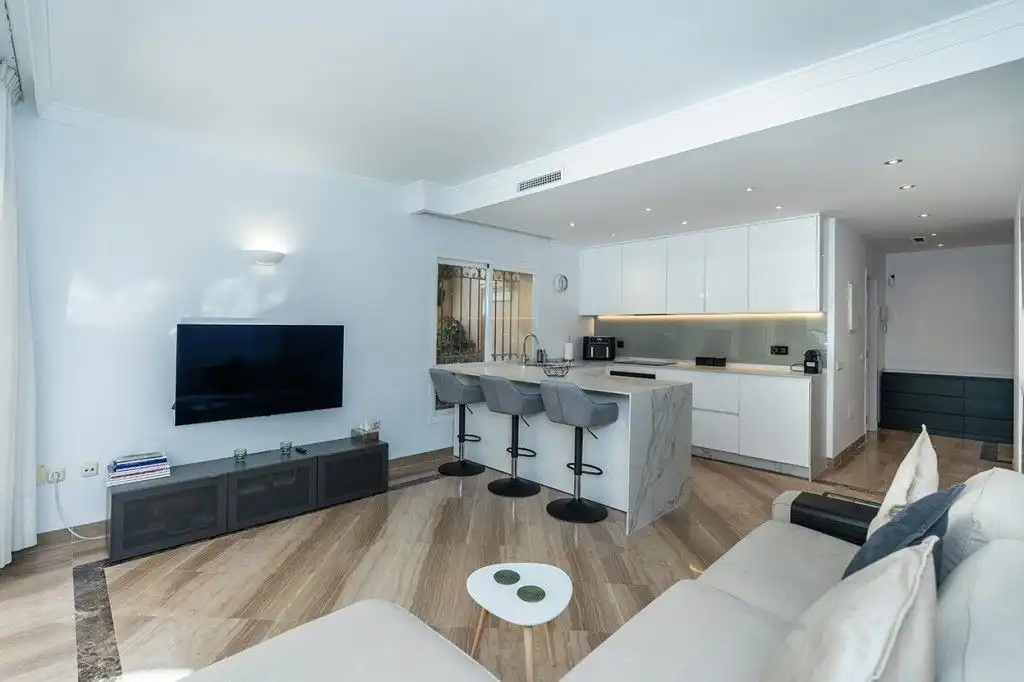 Sala d'estar de Apartament en venda en Marbella amb Aire condicionat, Terrassa i Piscina