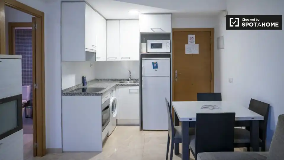 Cuina de Pis de lloguer en Valencia amb Aire condicionat, Calefacció i Moblat