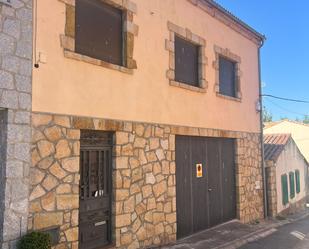 Vista exterior de Casa adosada en venda en Ávila Capital amb Calefacció, Jardí privat i Terrassa
