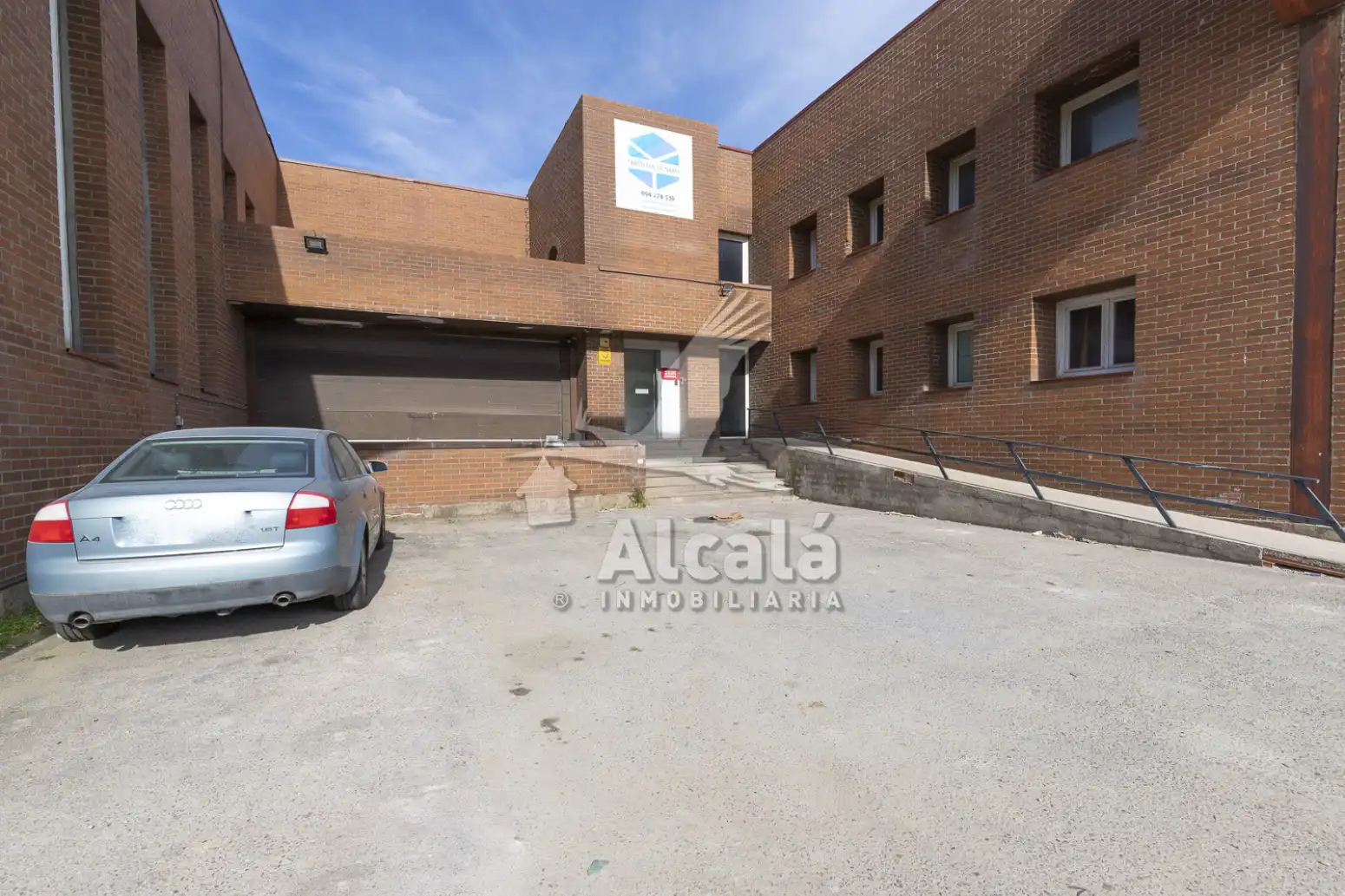 Vista exterior de Nave industrial en venta en Alcalá de Henares