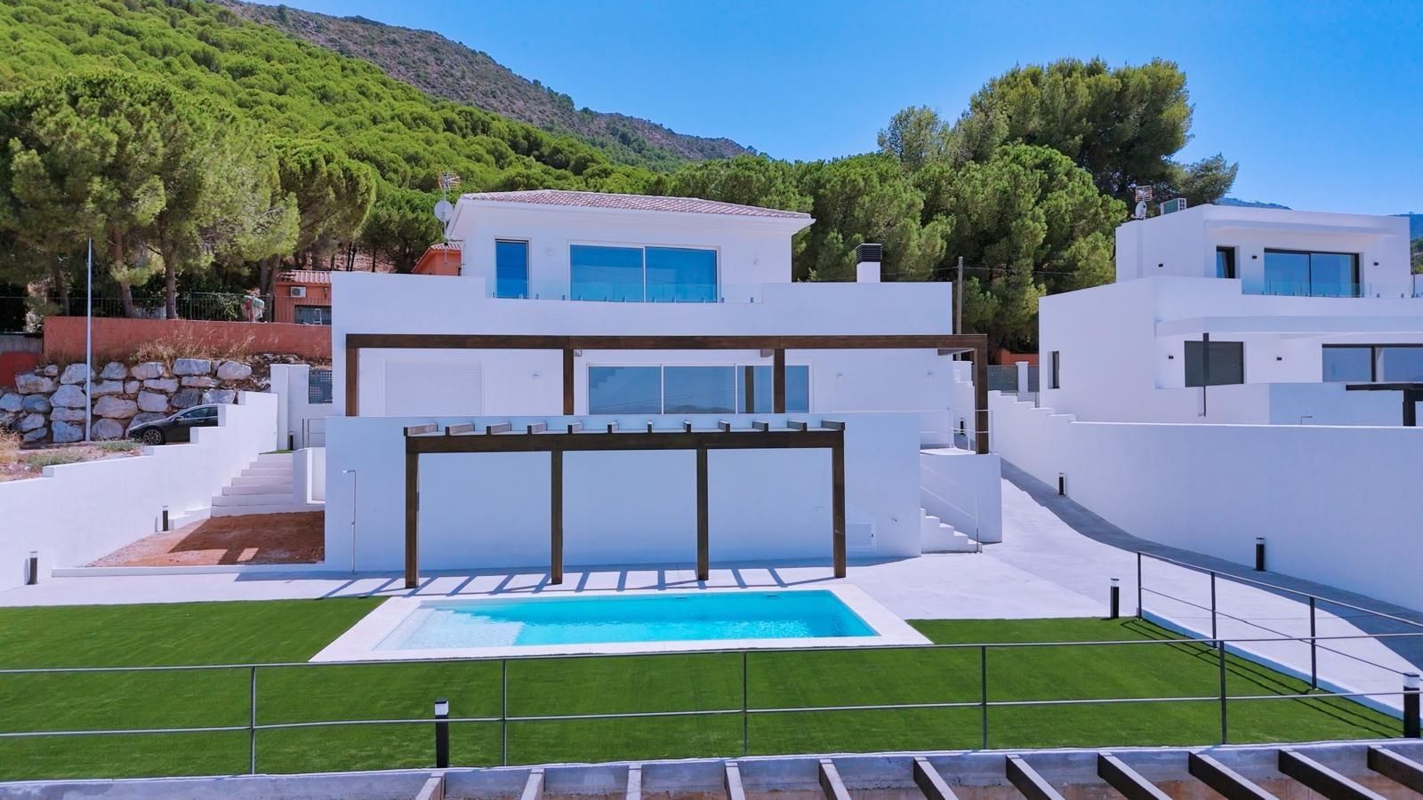 Vista exterior de Casa o xalet en venda en Alhaurín de la Torre amb Aire condicionat, Jardí privat i Terrassa